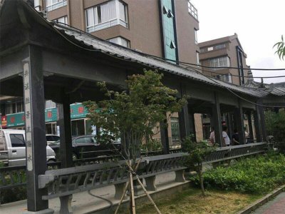 小區旁青石雕涼亭